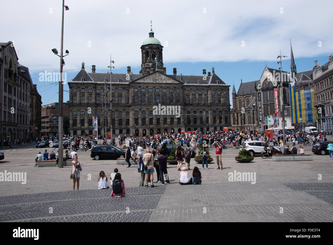 La trafficata piazza Dam nel centro di Amsterdam il quartiere del canale Foto Stock