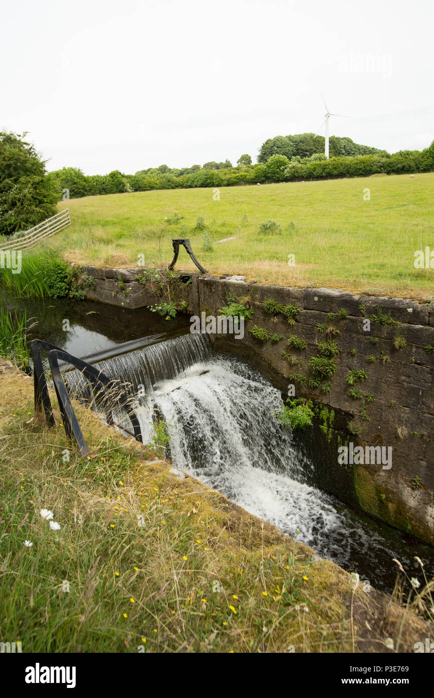 Una sezione del canale di Lancaster e bloccare a Tewitfield serrature della Cumbria/Lancashire confine. Ci sono una serie di blocchi che qui non sono più di noi Foto Stock