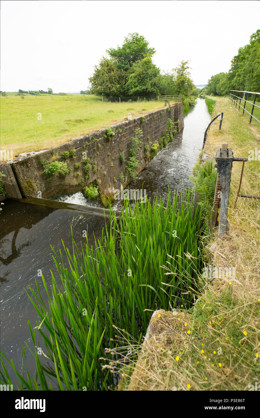 Una sezione del canale di Lancaster e bloccare a Tewitfield serrature della Cumbria/Lancashire confine. Ci sono una serie di blocchi che qui non sono più di noi Foto Stock