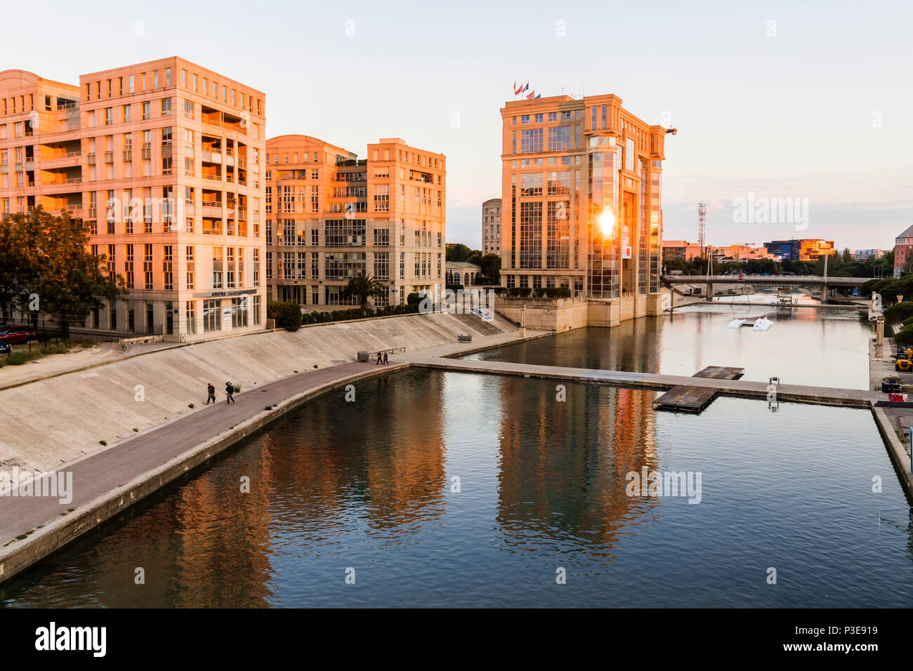 Montpellier, Francia. Tramonto sul fiume Lez, con l'Hotel de Regione Occitanie et Languedoc-Roussillon (occitano Consiglio Regionale) nel Quartier un Foto Stock