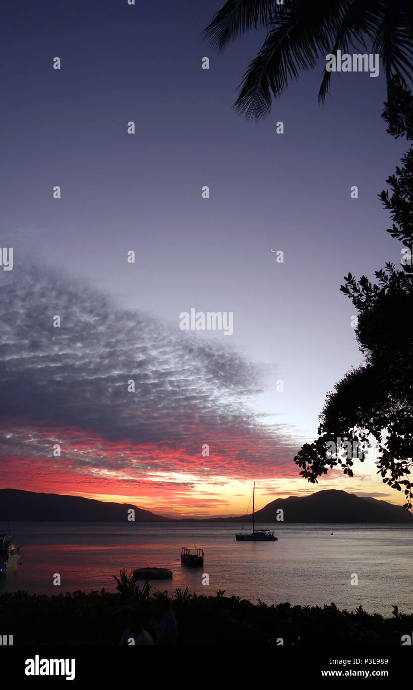 Calma tramonto sulla baia di benvenuto, Isola Fitzroy, della Grande Barriera Corallina, Queensland, Australia. N. PR Foto Stock