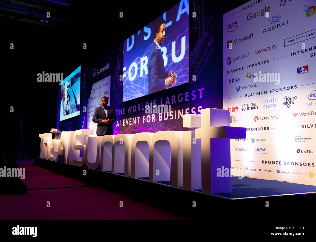 Sanjay Srivastava, Chief Digital Officer presso Genpact, dando una lezione dal titolo:tre sfide in attuazione di IA in enterprise, al Vertice di intelligenza artificiale Foto Stock