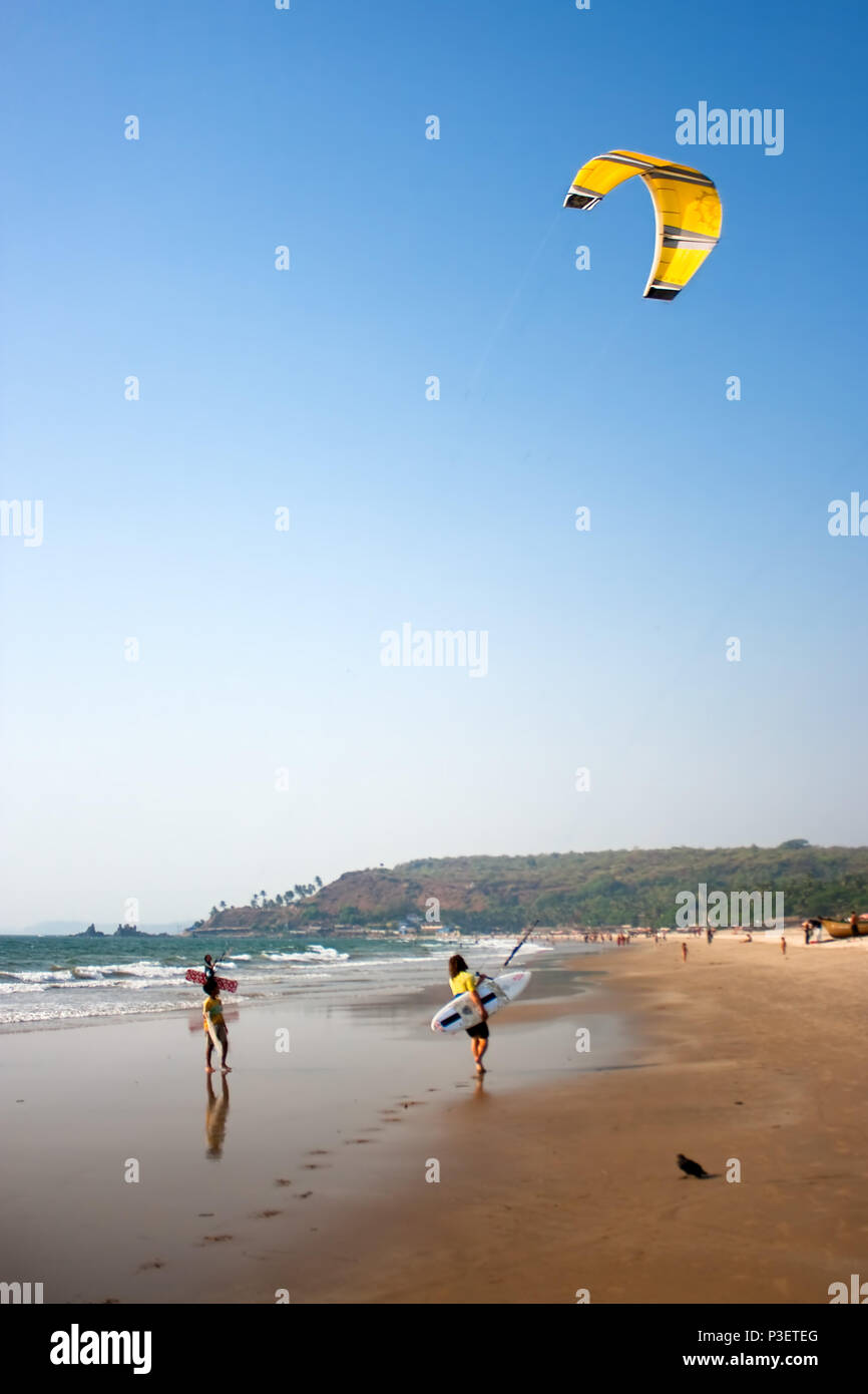 Kitesurfer in azione sulla spiaggia di Goa , Goa, India Foto Stock