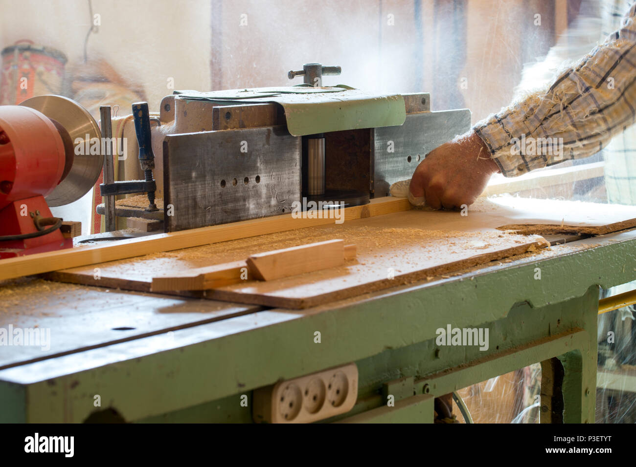 Carpenter strumenti sul tavolo di legno con segatura. Sega circolare. Il taglio di una trave di legno Foto Stock