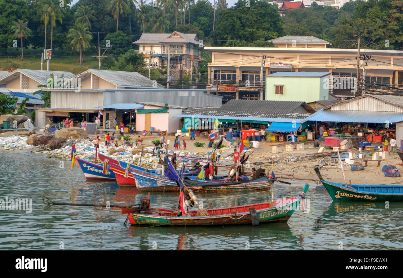 Thailandia Koh Samui, East Coast Baan Hua Thanon. Un musulmano villaggio di pescatori. Barche ormeggiate in porto Foto Stock
