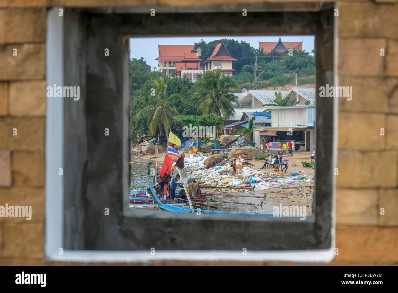 Thailandia Koh Samui, East Coast Baan Hua Thanon. Un musulmano villaggio di pescatori. Barche ormeggiate in porto come si vede dalla grande porta di Buddha Foto Stock