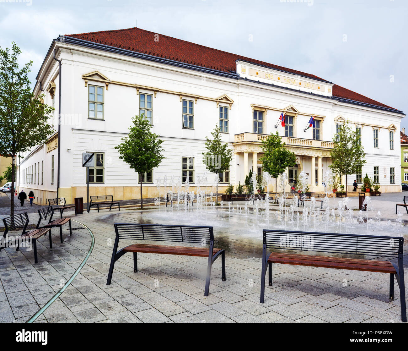 Re ungherese Hotel occupa un edificio con fontana,sulla strada principale di Székesfehérvár, Ungheria. Foto Stock