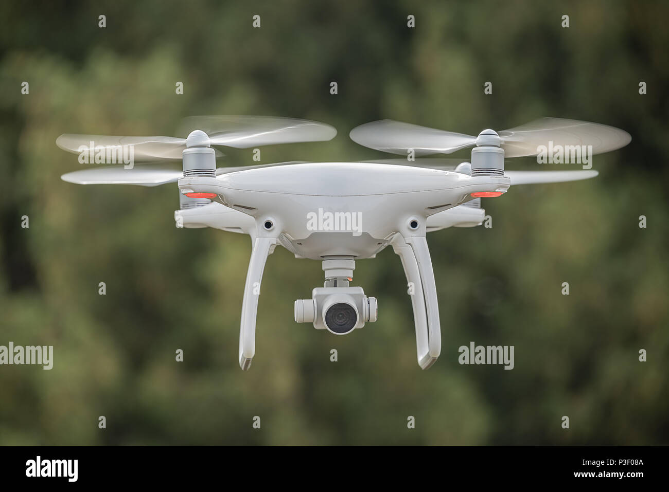 Una chiusura di un drone in volo di guardare direttamente la fotocamera Foto Stock