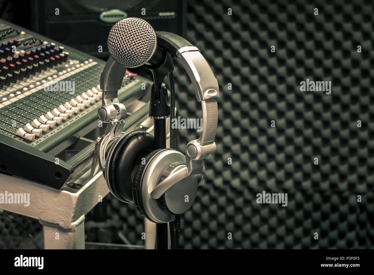 Chiudere gli strumenti fino alla musica di sottofondo concetto.Le cuffie  appendere sul microfono con mixer audio nella scheda home studio di  registrazione.spazio libero per creativo d Foto stock - Alamy