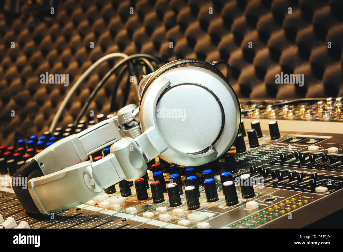 Chiudere gli strumenti fino alla musica di sottofondo concetto.DJ utensili  accessori cuffie audio sulla scheda mixer in home studio di  registrazione.spazio libero per creative de Foto stock - Alamy