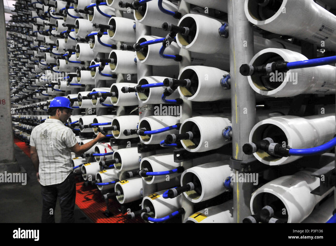 Impianto di dissalazione. Ingegnere ispeziona la membrana ad osmosi inversa filtri. Questa funzione diventa acqua di sale in acqua potabile utilizzando il Osmos retromarcia Foto Stock