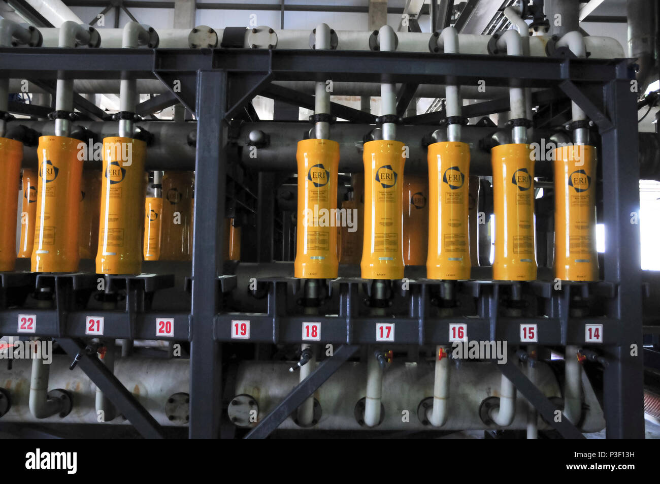Impianto di dissalazione. Sale preliminare distacco filtri, questa possibilità diventa acqua di sale in acqua potabile utilizzando il processo di osmosi inversa e pr Foto Stock
