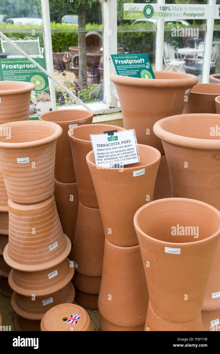 Visualizzazione dei vasi di terracotta in vendita, il giardino murato  vivaio, Benhall, Suffolk, Inghilterra, Regno Unito Foto stock - Alamy