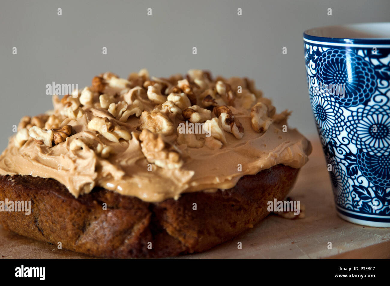Noce fatti in casa e caffè con torta glace glassa, e modellato con la tazza di caffè sul lato Foto Stock
