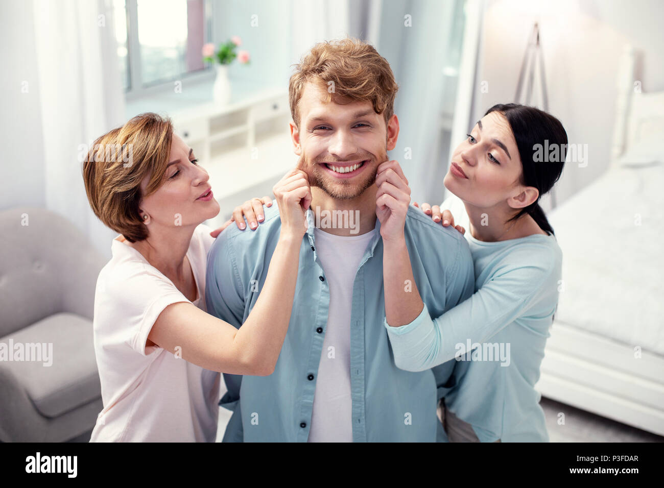 Felice Nizza uomo in piedi tra la sua madre e moglie Foto Stock