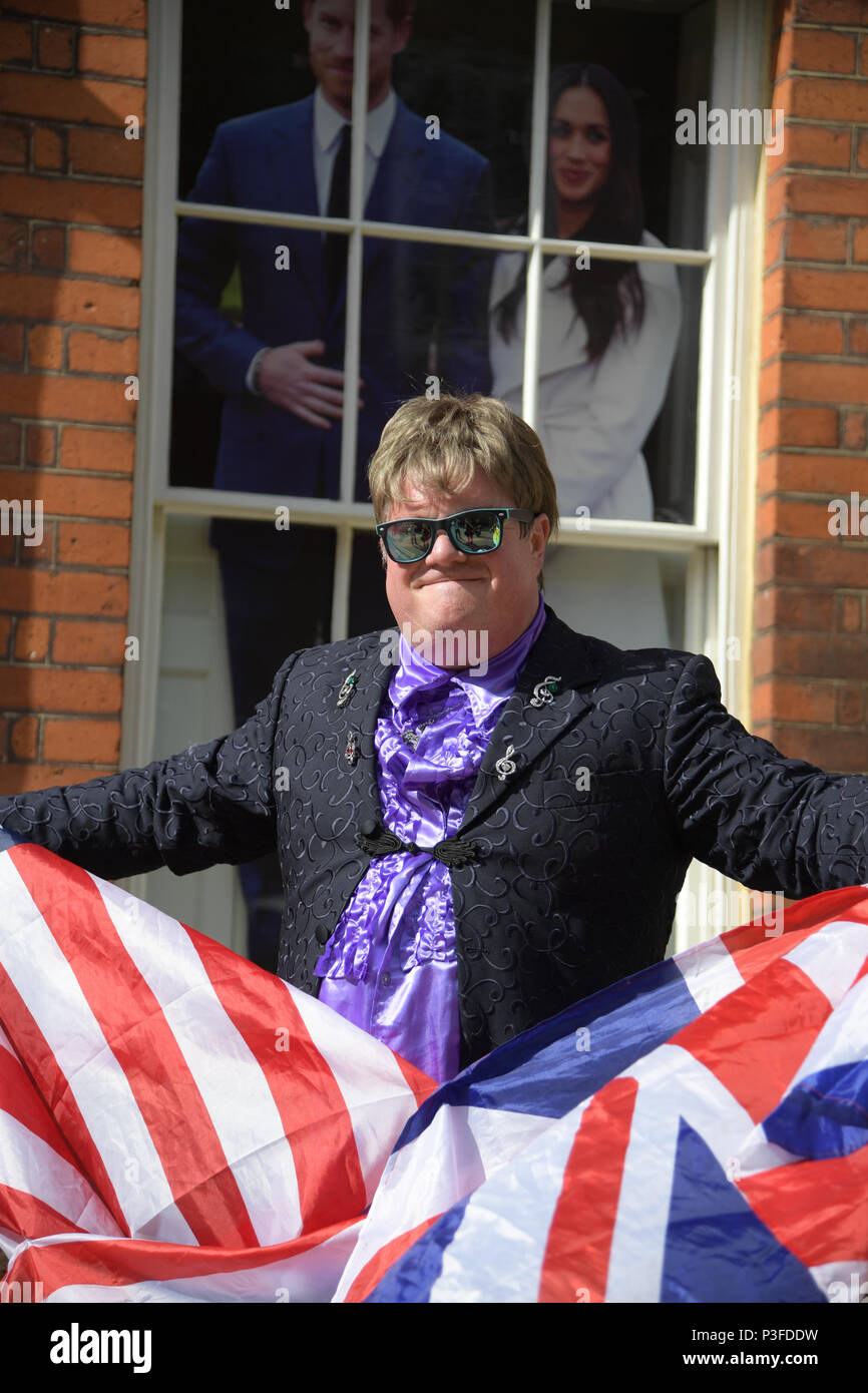 Ultimi preparativi a Windsor in anticipo di sabato il Royal Wedding del principe Harry e Meghan Markle dotate: Elton John Lookalike dove: Windsor, Regno Unito quando: 18 maggio 2018 Credit: Anthony Stanley/WENN.com Foto Stock