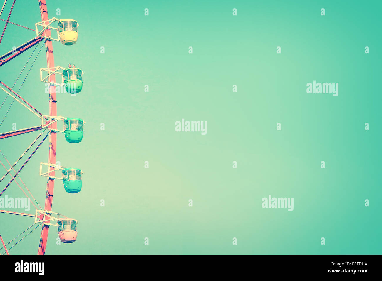 Il carnevale ruota panoramica Ferris e il cielo blu, il processo vintage Foto Stock