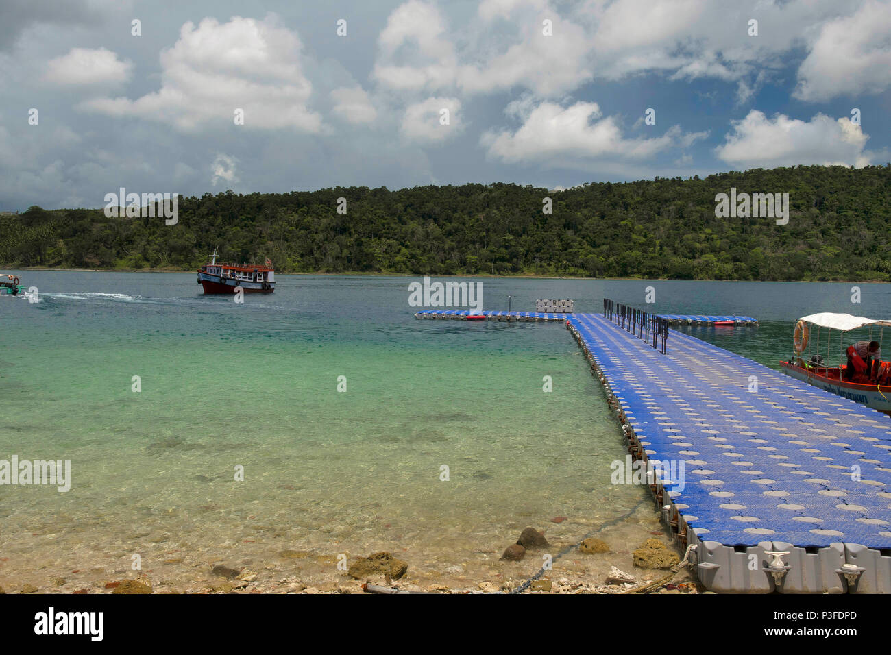 Pontile galleggiante a North Bay Beach, Isole Andaman Foto Stock