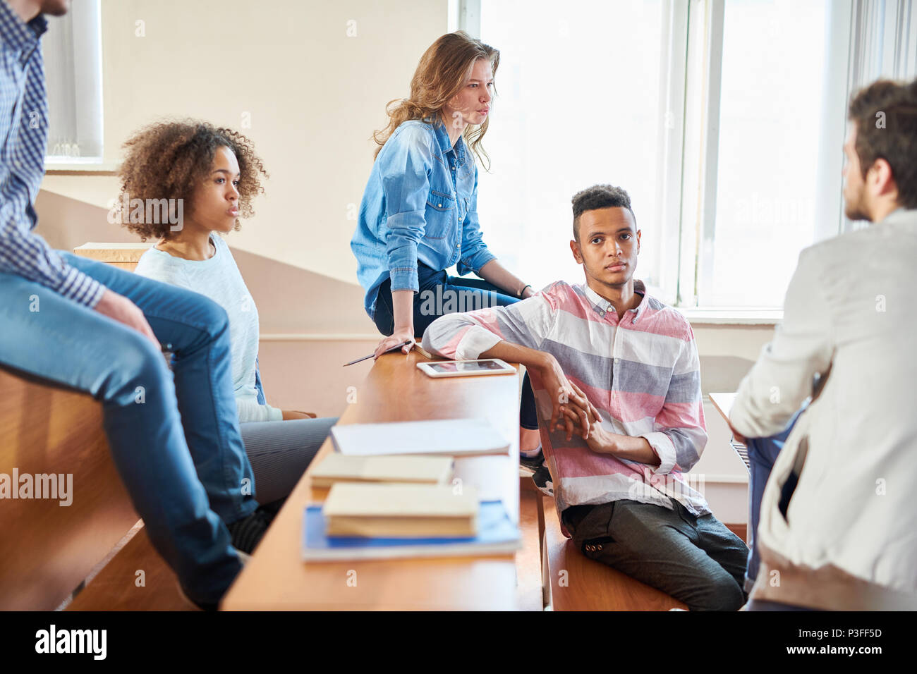 Gli studenti amici in chat prima classe universitaria Foto Stock