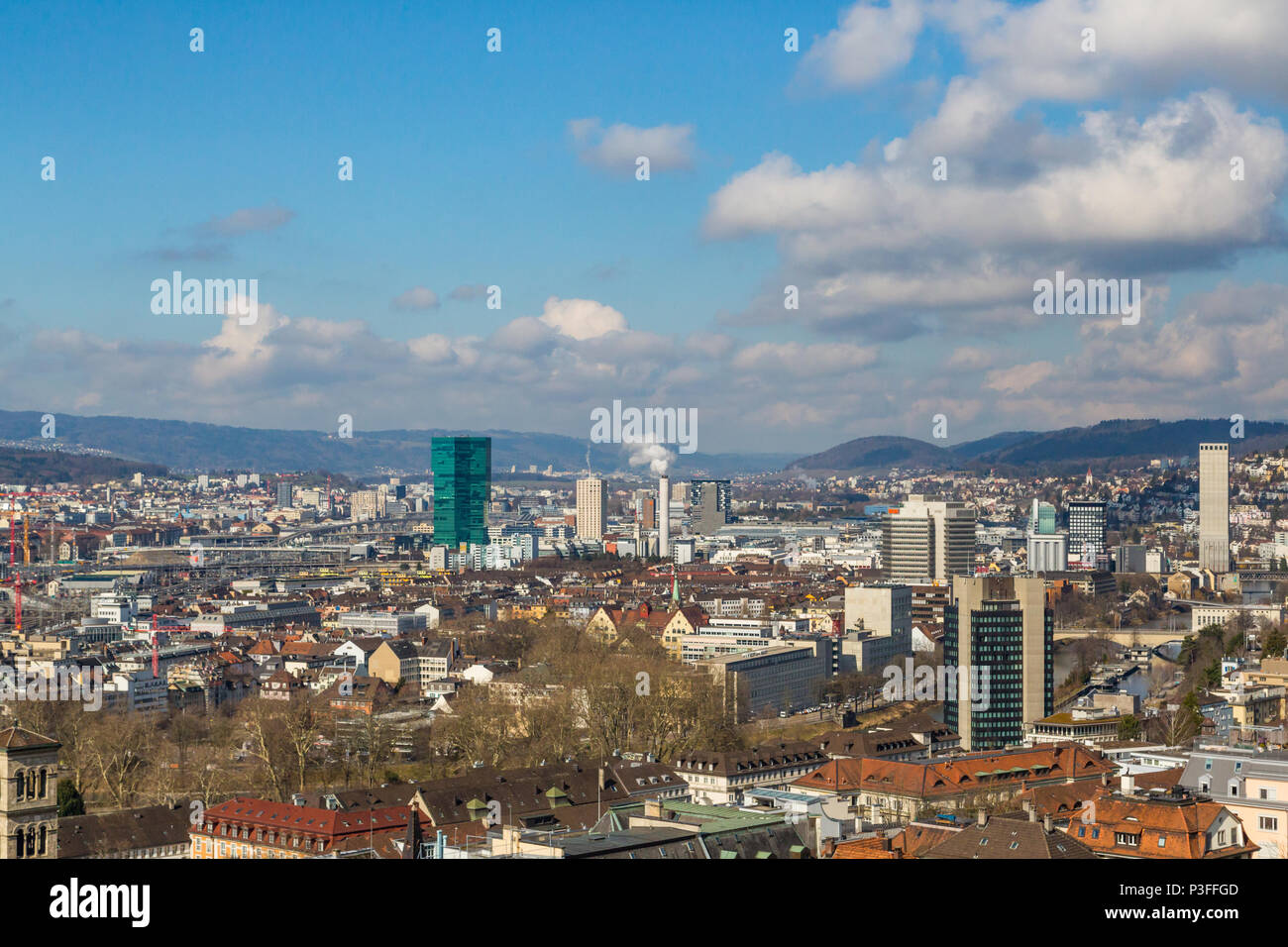 Vista sopra i tetti di Zurigo, cielo blu, il bianco delle nuvole Foto Stock