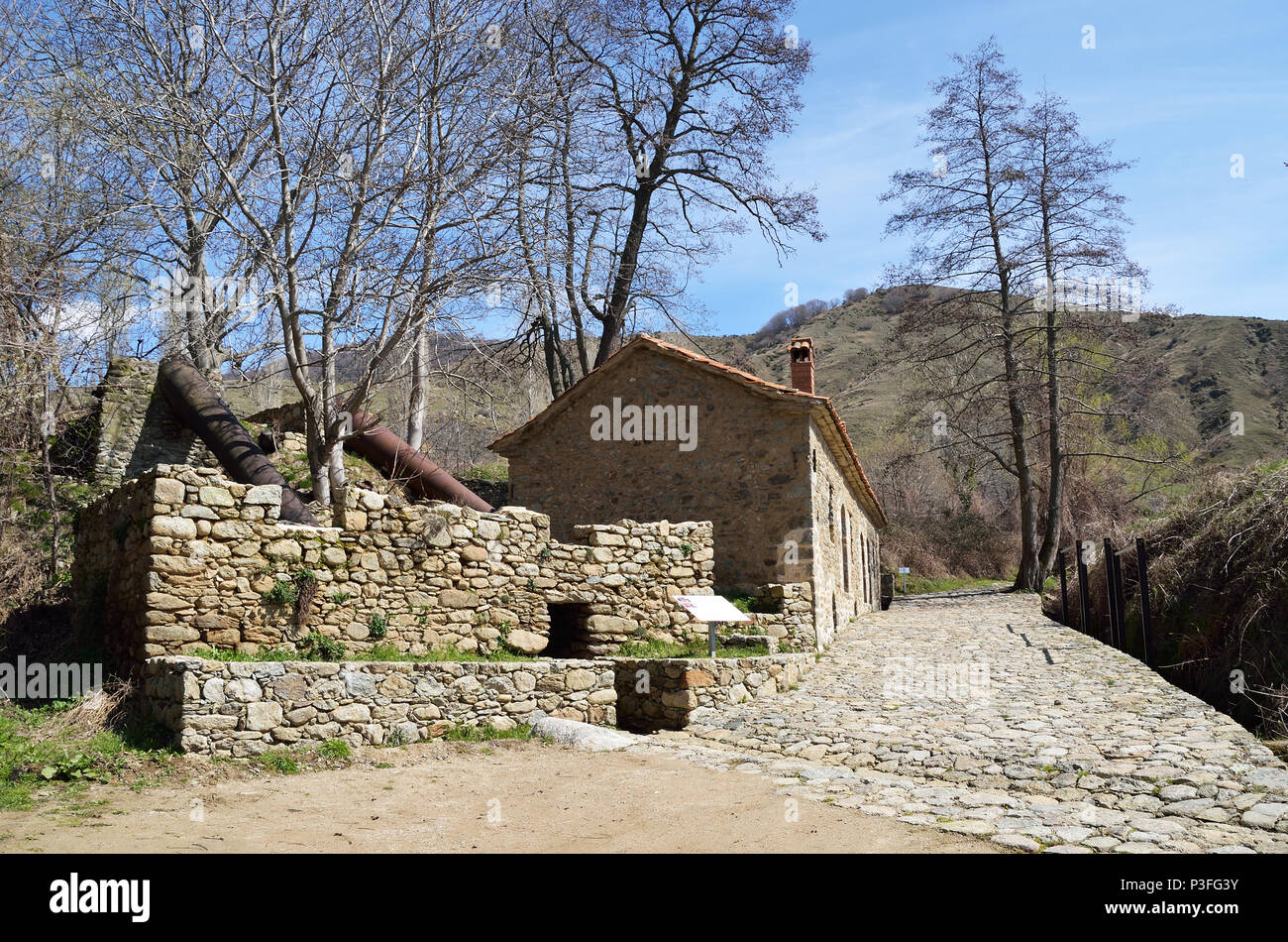 AGIOS GHERMANOS, GRECIA- Marzo 28, 2016:Il mulino di Aghios Ghermanos è stato rinnovato e aperto al pubblico. Il mulino ha vinto anche il 2016 Europa Nostra award Foto Stock