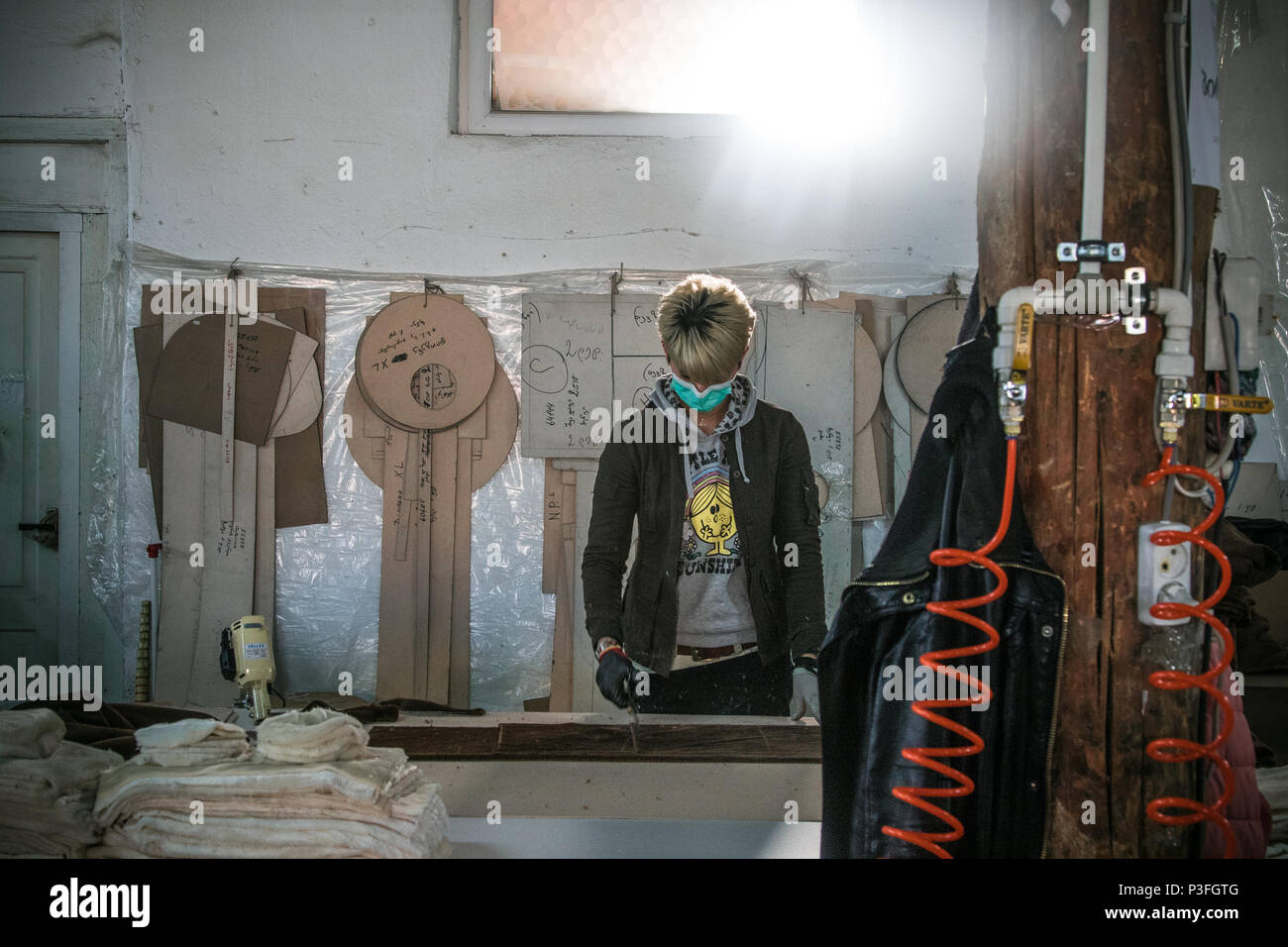 donna che lavora nella fabbrica di letti di gatti Foto Stock