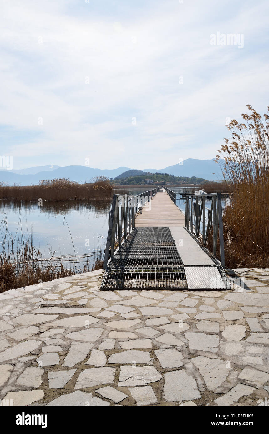 La passerella di Agios Achilios isola nel lago Prespa minore Foto Stock