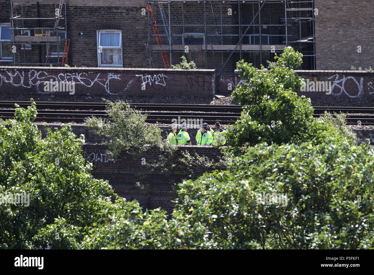 Attività di polizia su un binario ferroviario vicino a Loughborough giunzione stazione ferroviaria, vicino a Brixton nel sud di Londra dove tre persone sono morte in condizioni inspiegabili. Foto Stock