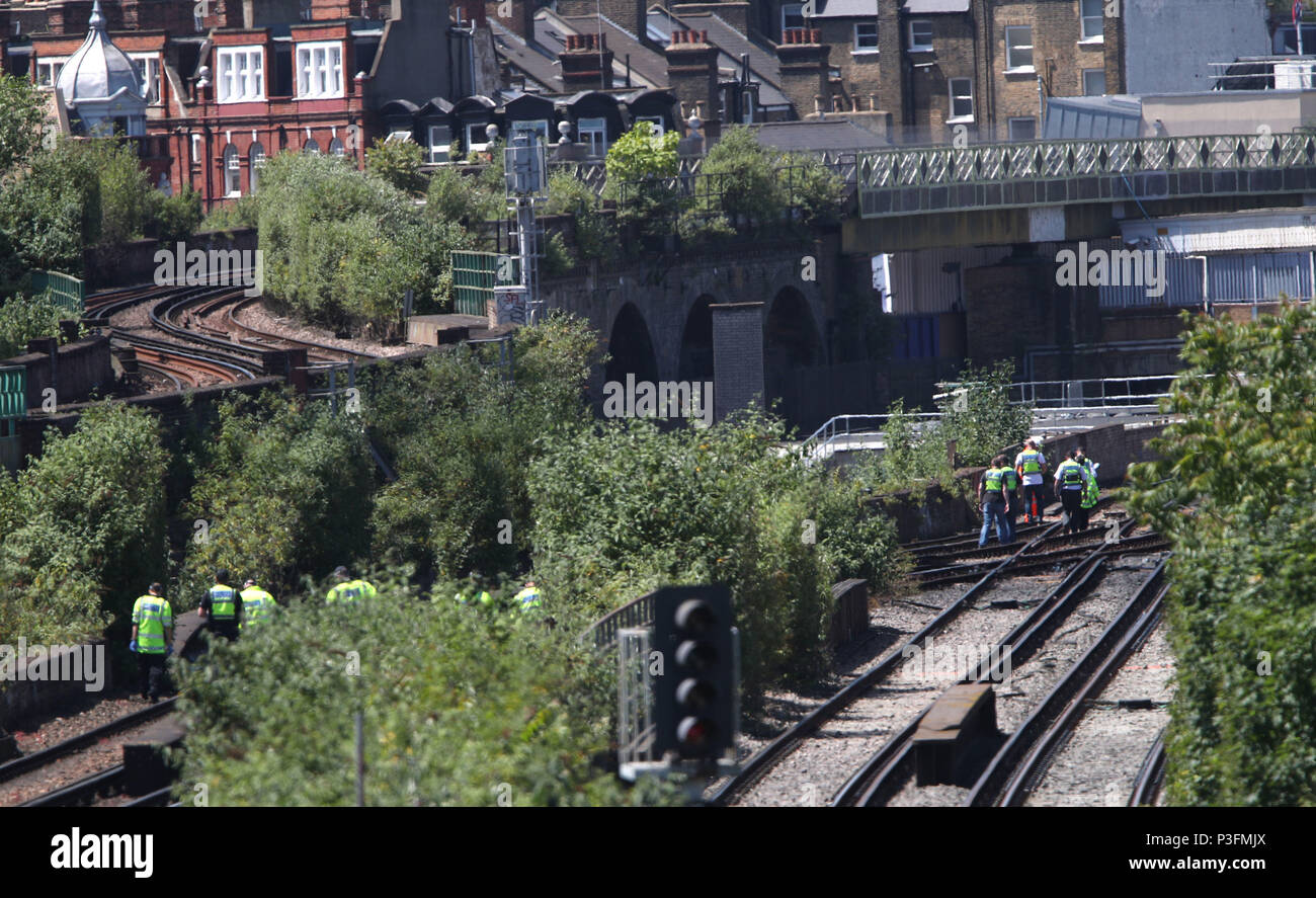 Attività di polizia su un binario ferroviario vicino a Loughborough giunzione stazione ferroviaria, vicino a Brixton nel sud di Londra dove tre persone sono morte in condizioni inspiegabili. Foto Stock