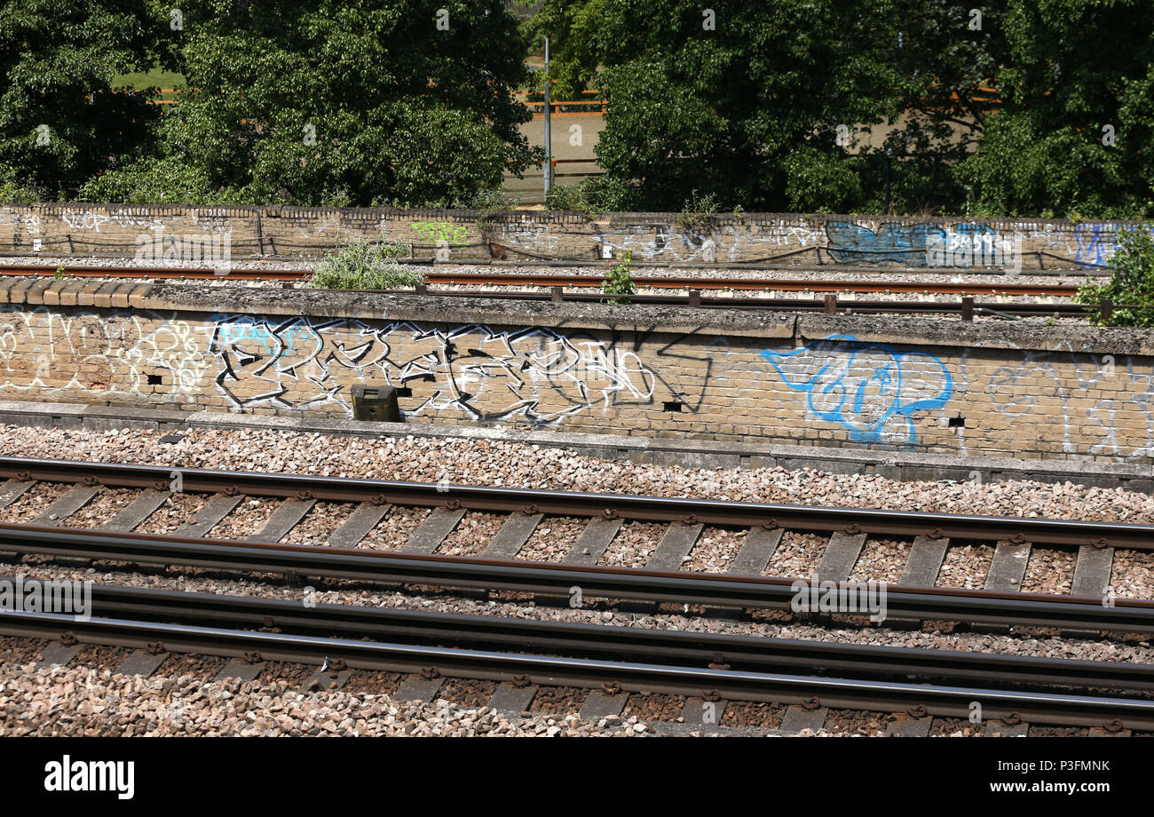 Graffiti su una linea ferroviaria vicino a Loughborough giunzione stazione ferroviaria, vicino a Brixton nel sud di Londra dove tre persone sono morte in condizioni inspiegabili. Foto Stock