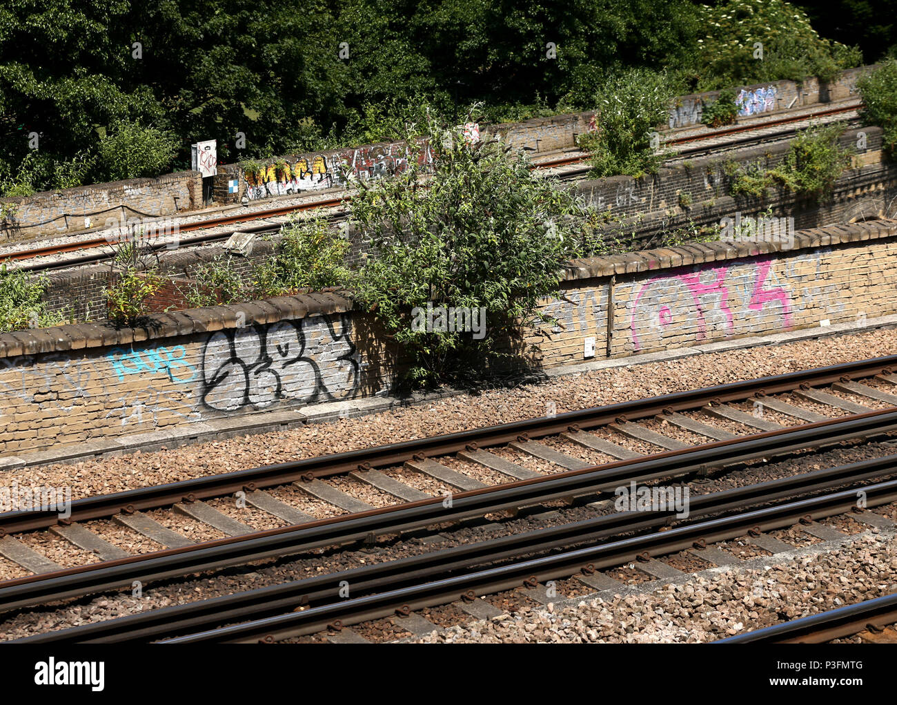 Graffiti su una linea ferroviaria vicino a Loughborough giunzione stazione ferroviaria, vicino a Brixton nel sud di Londra dove tre persone sono morte in condizioni inspiegabili. Foto Stock