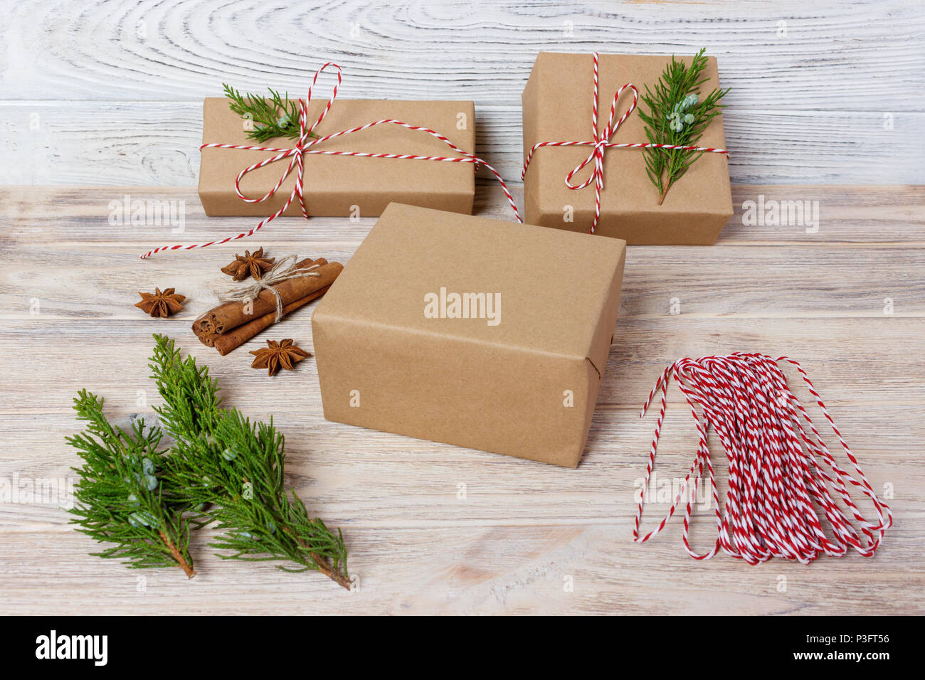 La confezione regalo. pacchi doni, passo dopo passo vista dall'alto. Foto Stock