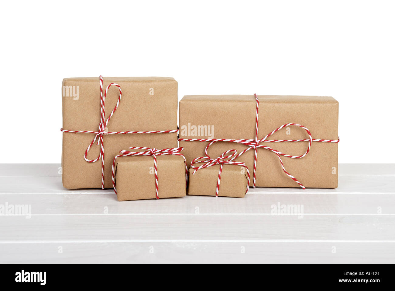 Brown confezioni regalo su grigio tavolo in legno. Isolato. Foto Stock