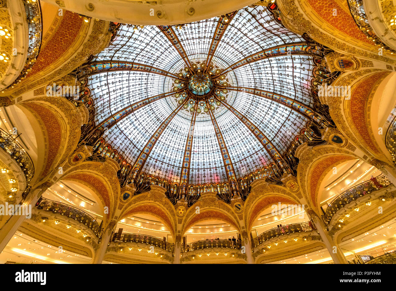 Interno del flagship store Galeries Lafayette una sistemazione di French department store di catena che si trova sul Boulevard Haussmann, Parigi Foto Stock