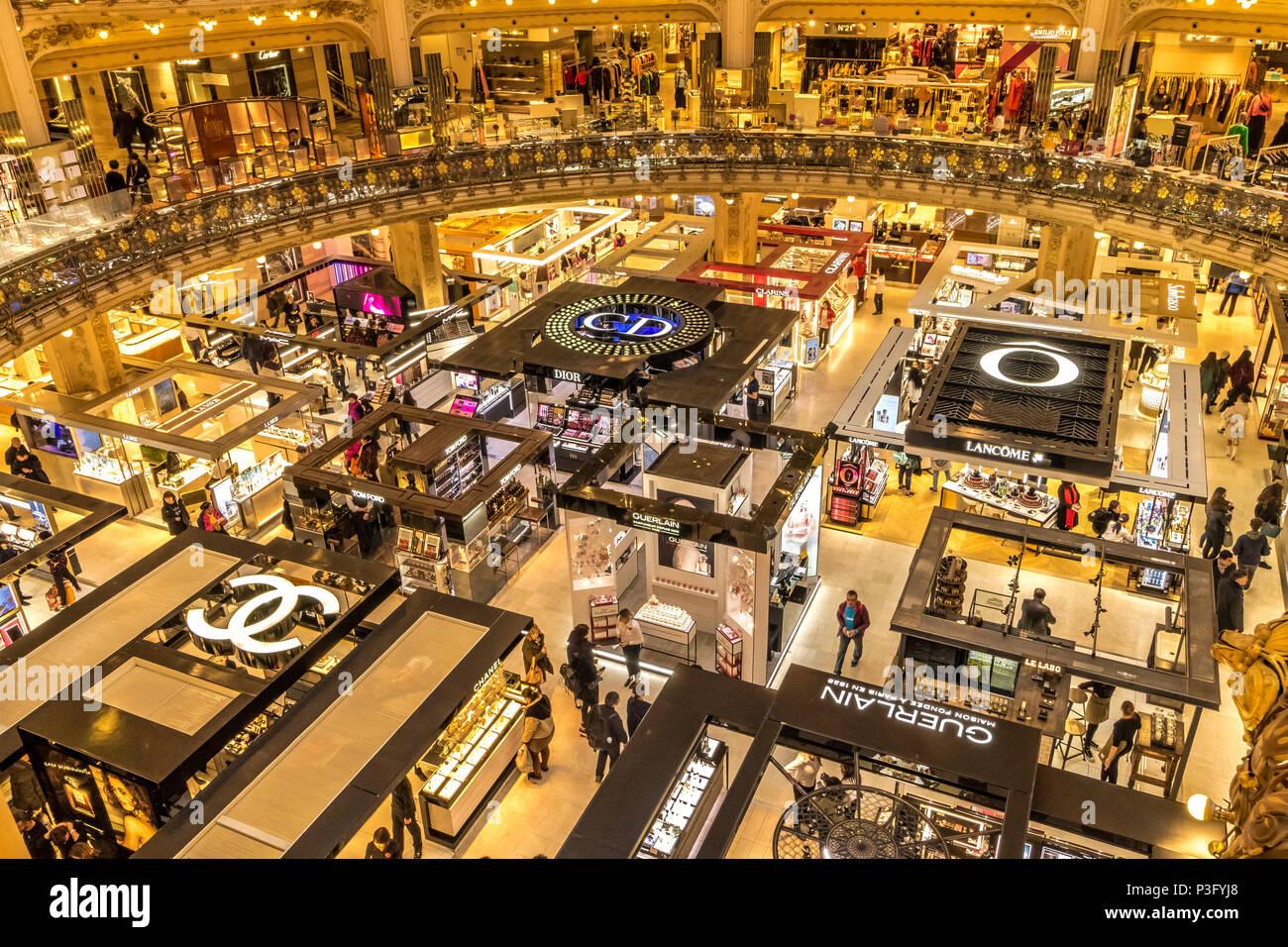 Splendido interno delle Galeries Lafayette ,una sistemazione di French department store di catena che si trova sul Boulevard Haussmann, Parigi, Francia Foto Stock