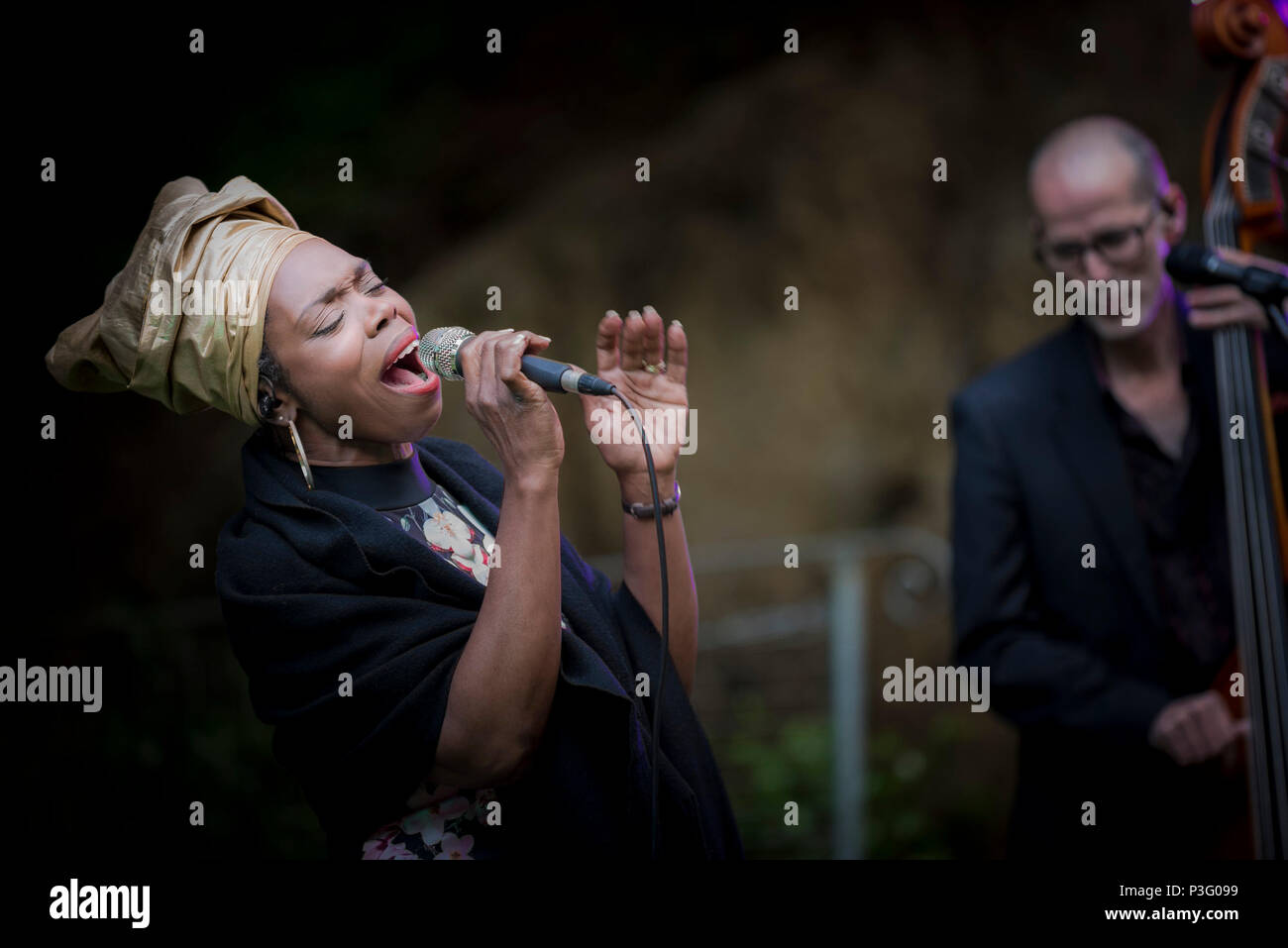 Ley Adewole cantante della grazia note effettuando al Giardino Trebah anfiteatro in Cornovaglia. Foto Stock