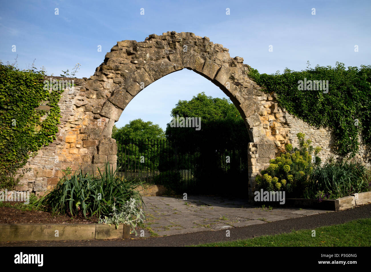 Arco di pietra di Abbazia in rovina in Abbey Park, Evesham, Worcestershire, England, Regno Unito Foto Stock