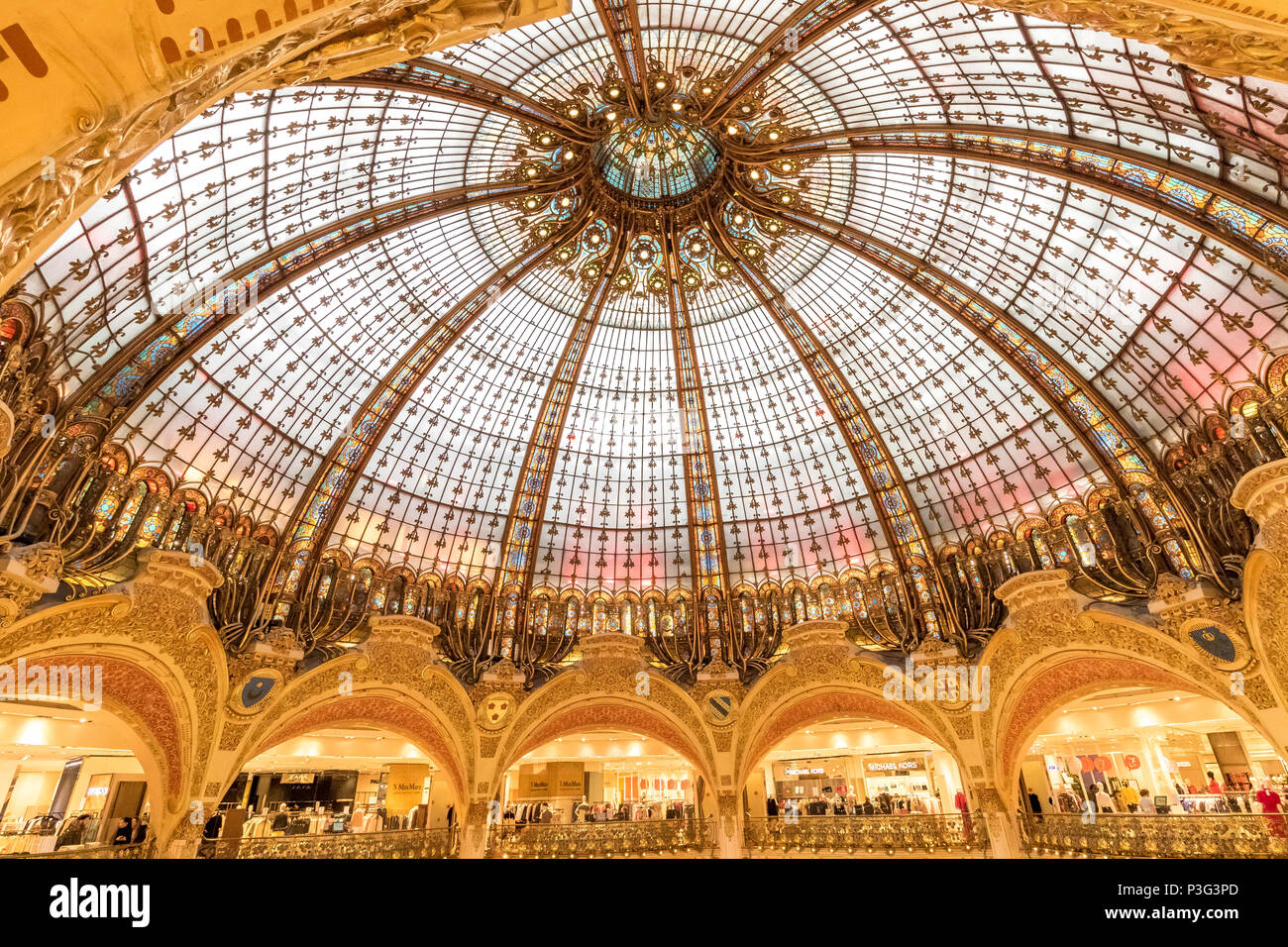 Splendido interno delle Galeries Lafayette ,una sistemazione di French department store di catena che si trova sul Boulevard Haussmann, Parigi, Francia Foto Stock