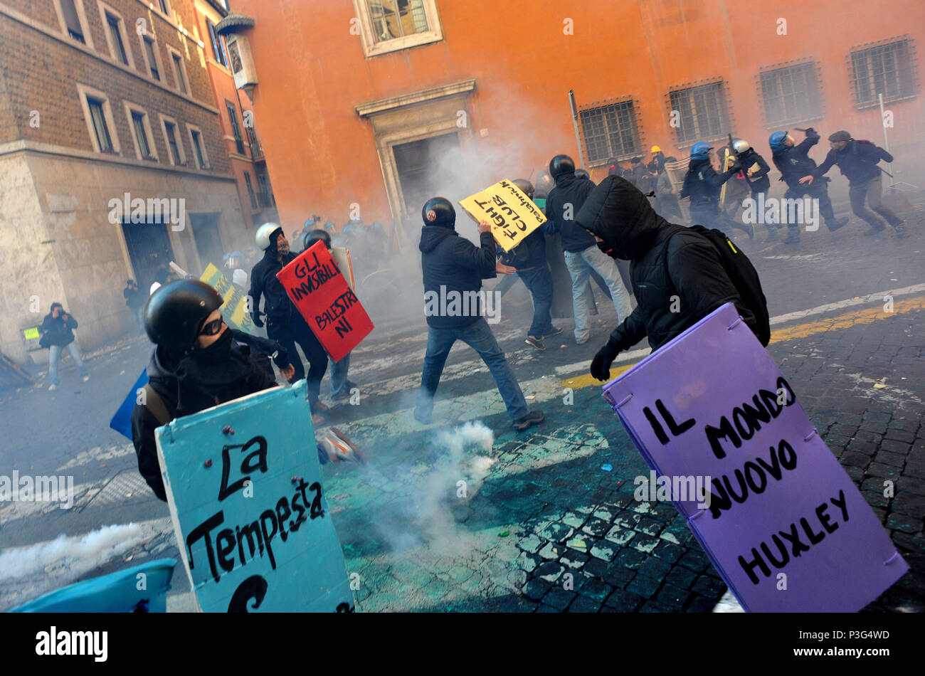 Roma. Gli studenti protestano contro le politiche del governo. L'Italia. Foto Stock