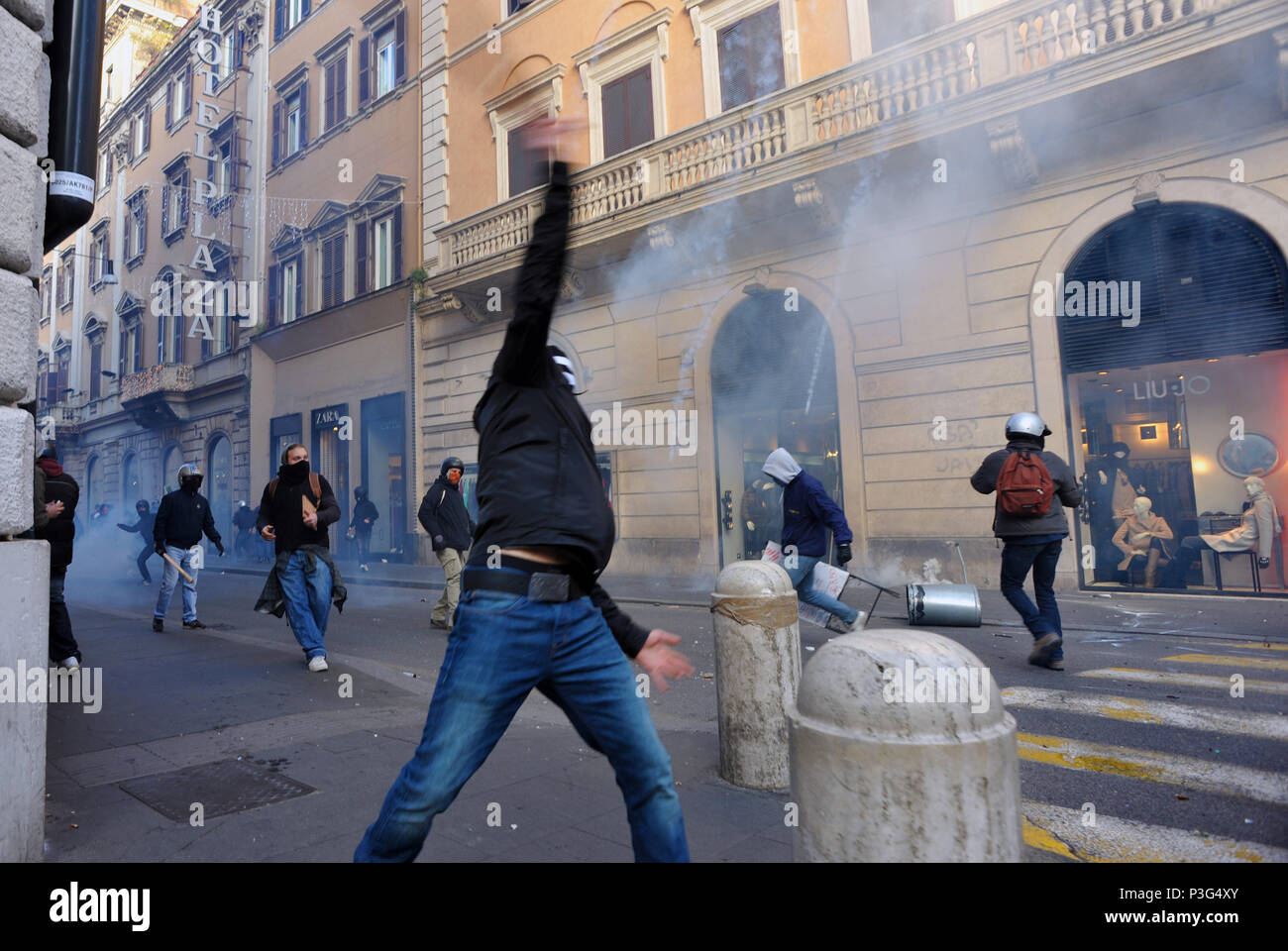 Roma. Gli studenti protestano contro le politiche del governo. L'Italia. Foto Stock