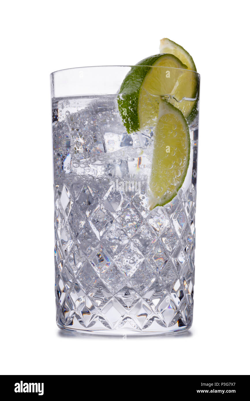 Un rinfrescante gin tonic cocktail in un cristallo galsss, girato in bianco con una piccola riflessione Foto Stock