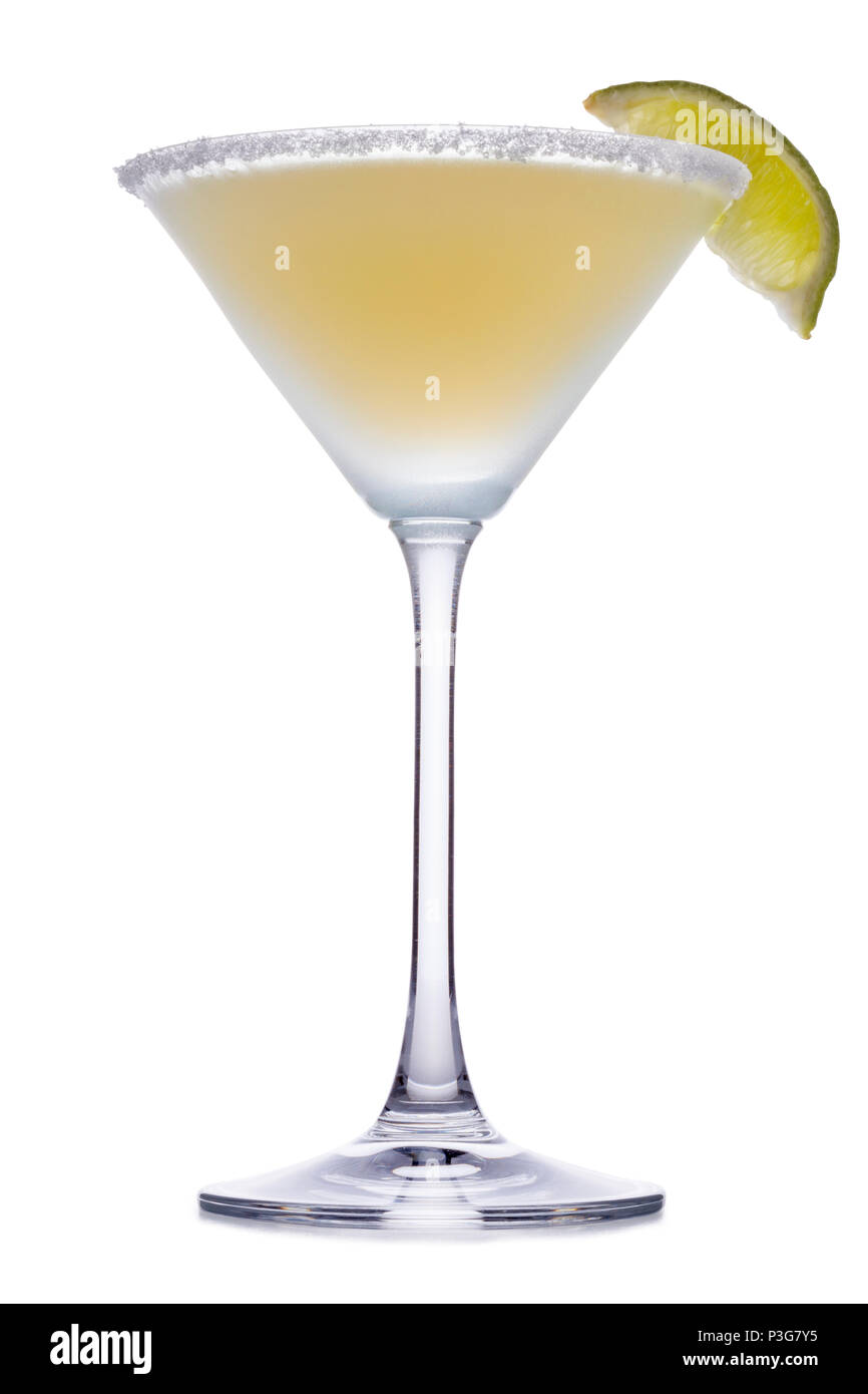 Un rinfrescante cocktail Margarita e uno spicchio di lime e stecca rim, girato in bianco, con una piccola riflessione Foto Stock