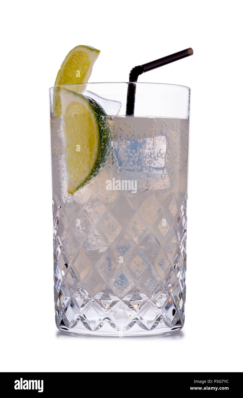 Un rinfrescante Moscow Mule cocktail, con spicchi di lime in un bicchiere di cristallo Foto Stock