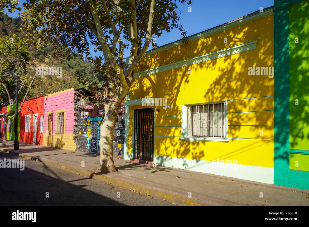 Case colorate nella città di Santiago street, Cile Foto Stock