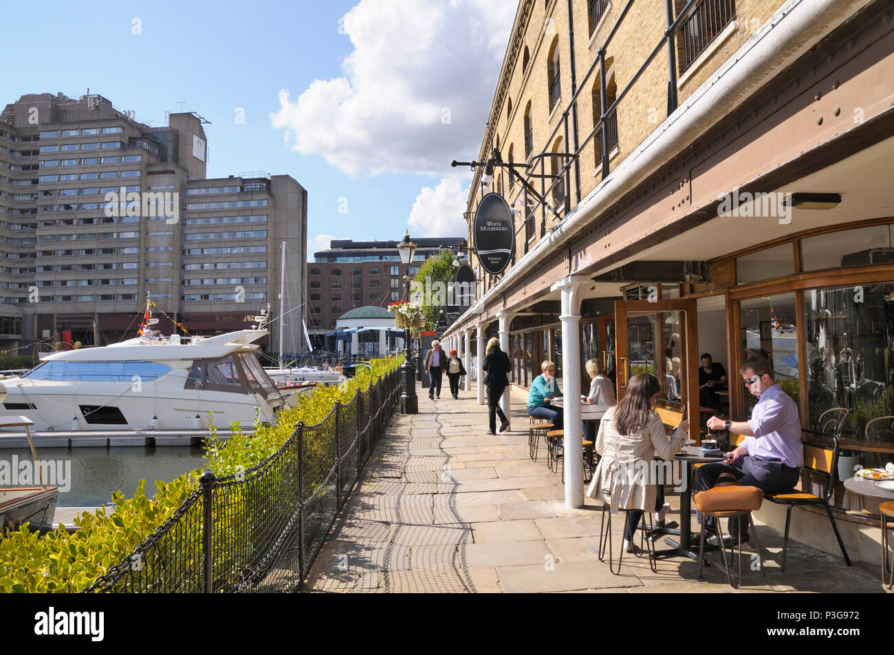 Le caffetterie e i ristoranti lungo la marina a St Katharine Docks, Tower Hamlets, London, England, Regno Unito Foto Stock