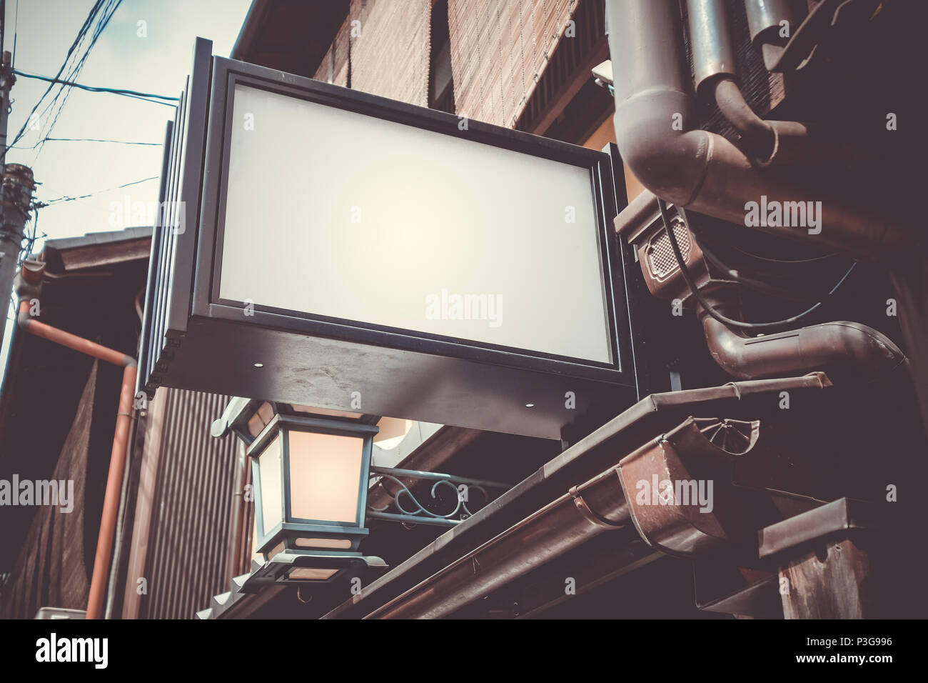Pubblicità vuota lightbox in una tradizionale strada di Kyoto, Giappone Foto Stock