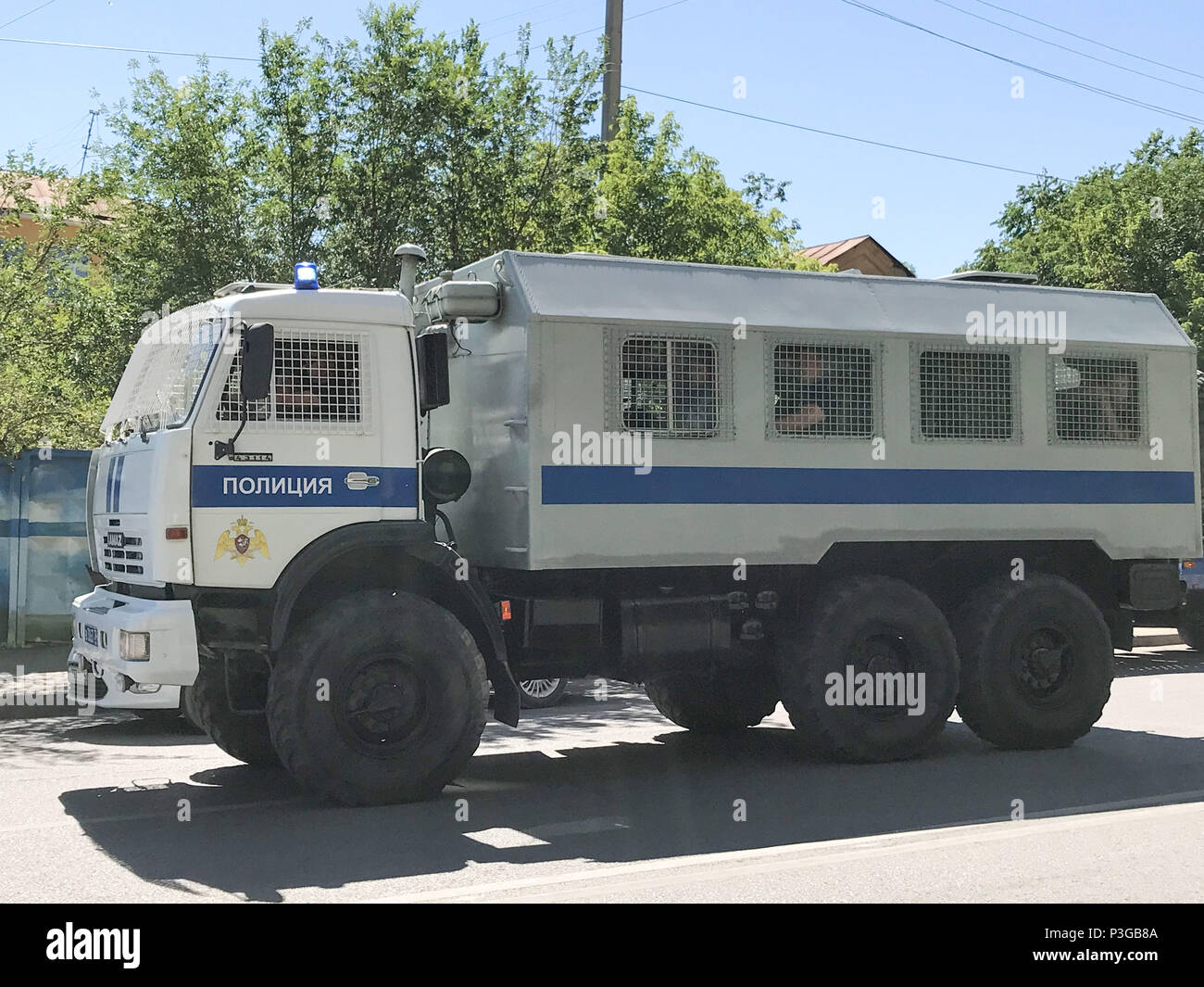 Un blindato convoglio di polizia si muove in basso lungo una strada nei pressi di Fan Fest nel centro di Volgograd avanti di Inghilterra del primo World Cup 2018 corrispondono in citta'. Foto Stock