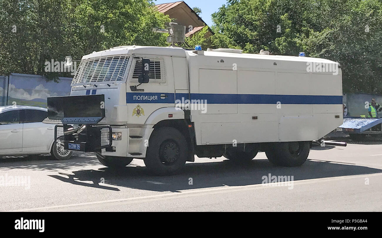 Un blindato convoglio di polizia si muove in basso lungo una strada nei pressi di Fan Fest nel centro di Volgograd avanti di Inghilterra del primo World Cup 2018 corrispondono in citta'. Foto Stock