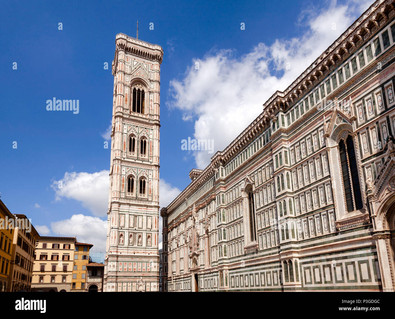 Ornati in stile neo-gotico con la facciata della Cattedrale di Santa Maria del Fiore o Duomo di Firenze (Il Duomo di Firenze), un famoso sito patrimonio mondiale dell'UNESCO un Foto Stock