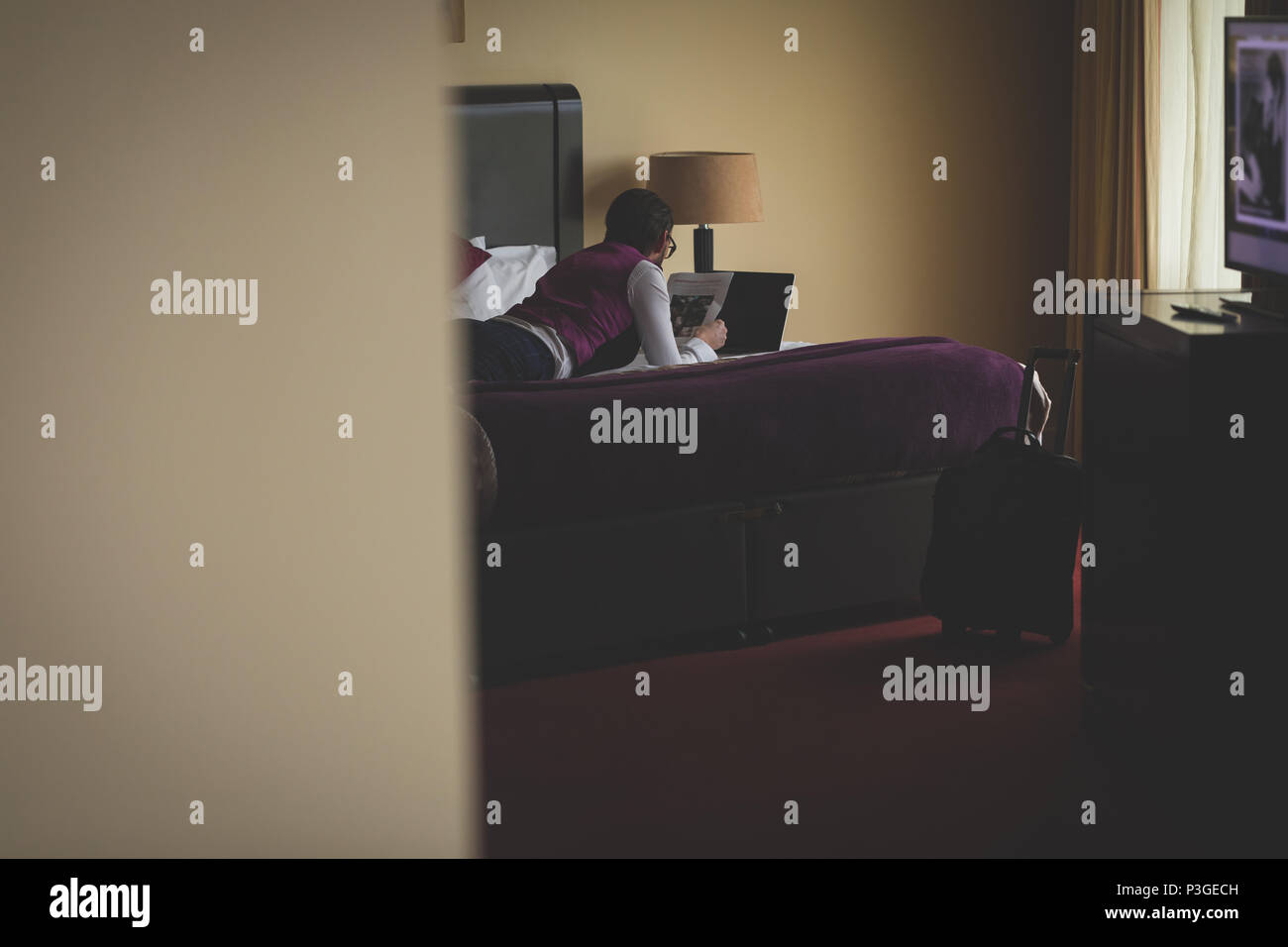 Imprenditore quotidiano di lettura Foto Stock